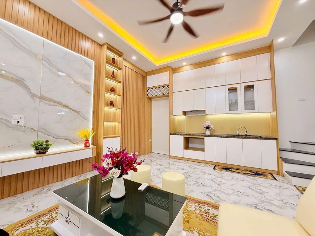 Bán nhà Đông Thiên - diện tích 36.8m2 5 tầng - Mỗi tầng 1 phòng rộng - giá 7,6 tỷ