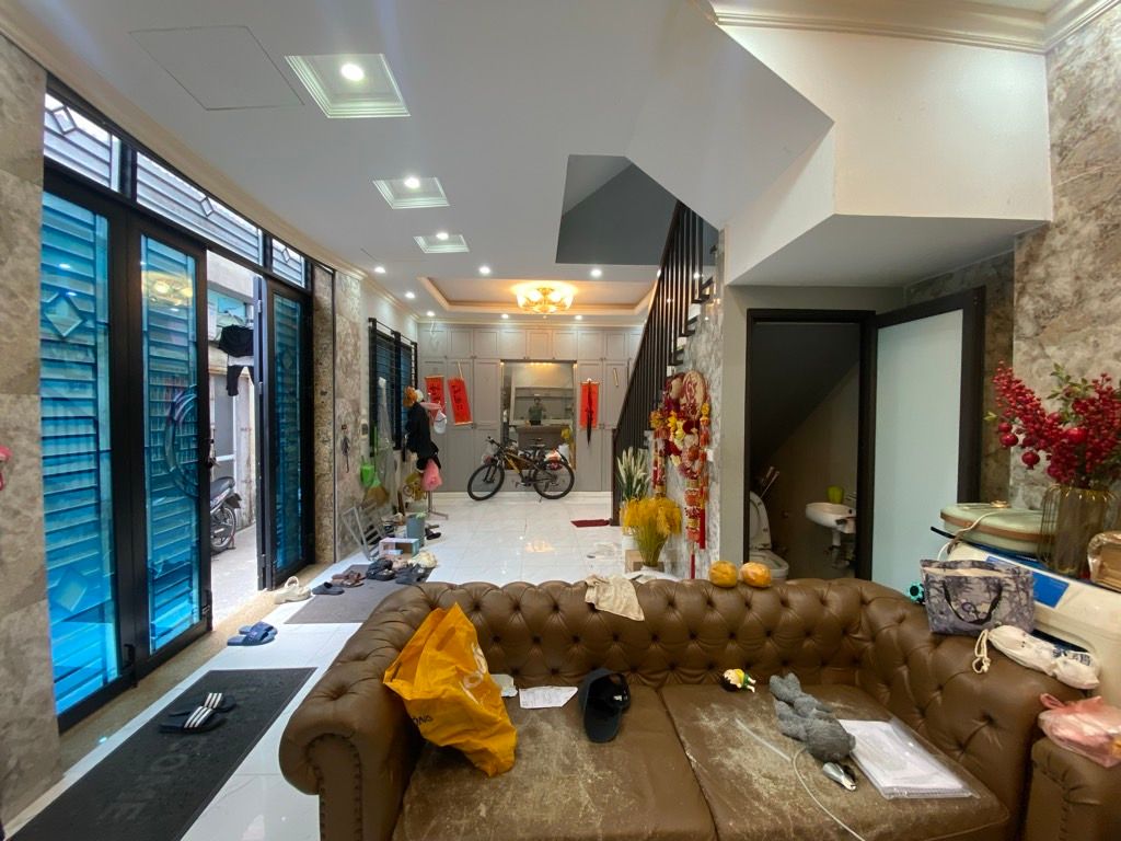 Bán nhà Thịnh Liệt - diện tích 43.2m2 6 tầng - Ô Tô tránh - giá 15 tỷ