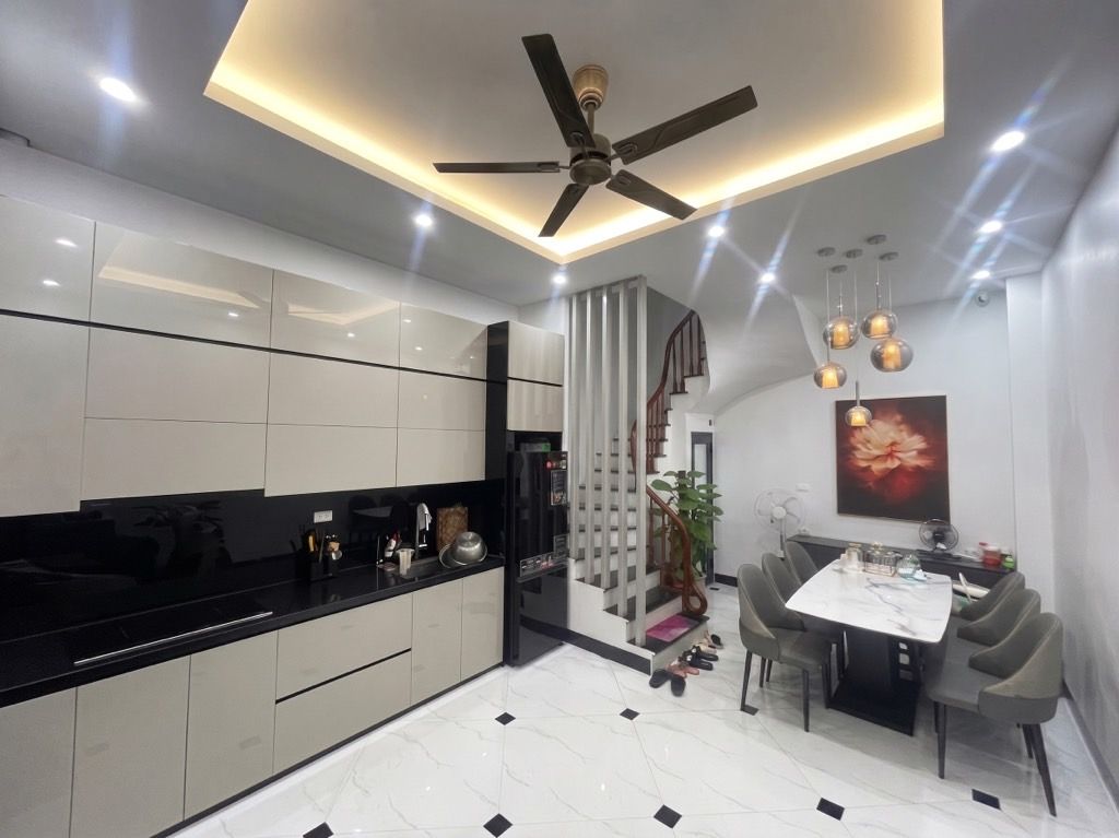 Bán nhà Trương Định - diện tích 28m2 5 tầng - ngõ nông - giá 8,2 tỷ