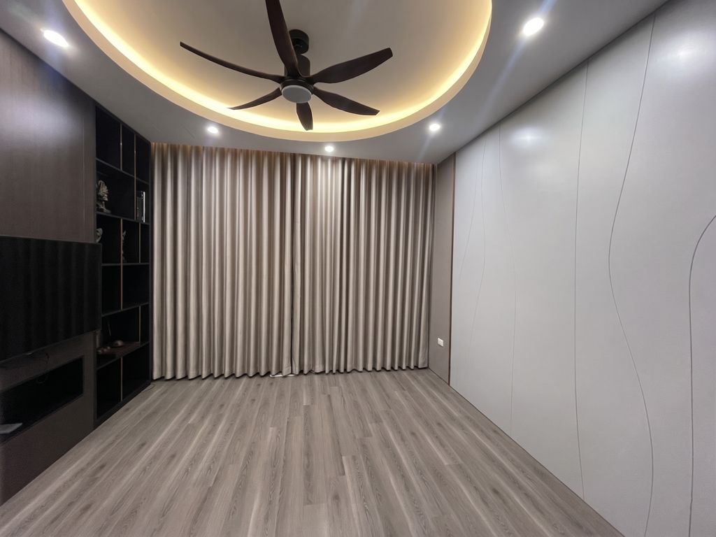 Bán nhà Trương Định - diện tích 28m2 5 tầng - ngõ nông - giá 8,2 tỷ