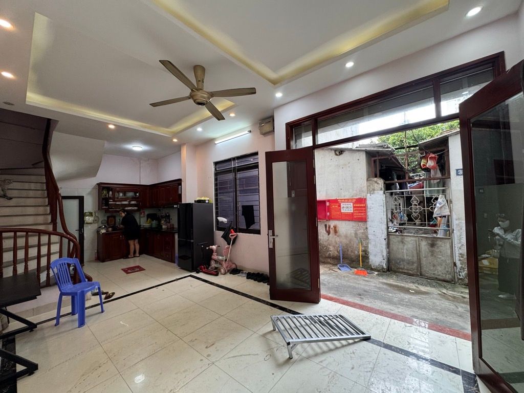 Bán nhà Giáp Bát - diện tích 37m2 5 tầng - Lô góc - giá 8,95 tỷ