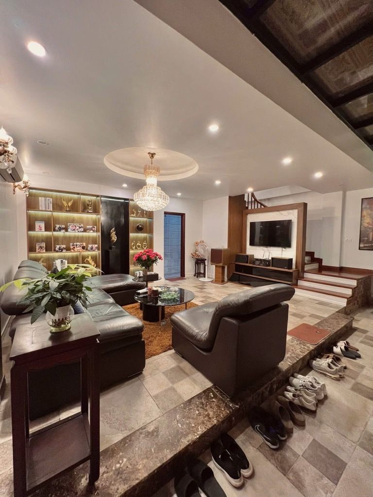 Bán nhà Phạm Ngọc Thạch - diện tích 46m2 6 tầng - Ô chờ thang máy - giá 15 tỷ