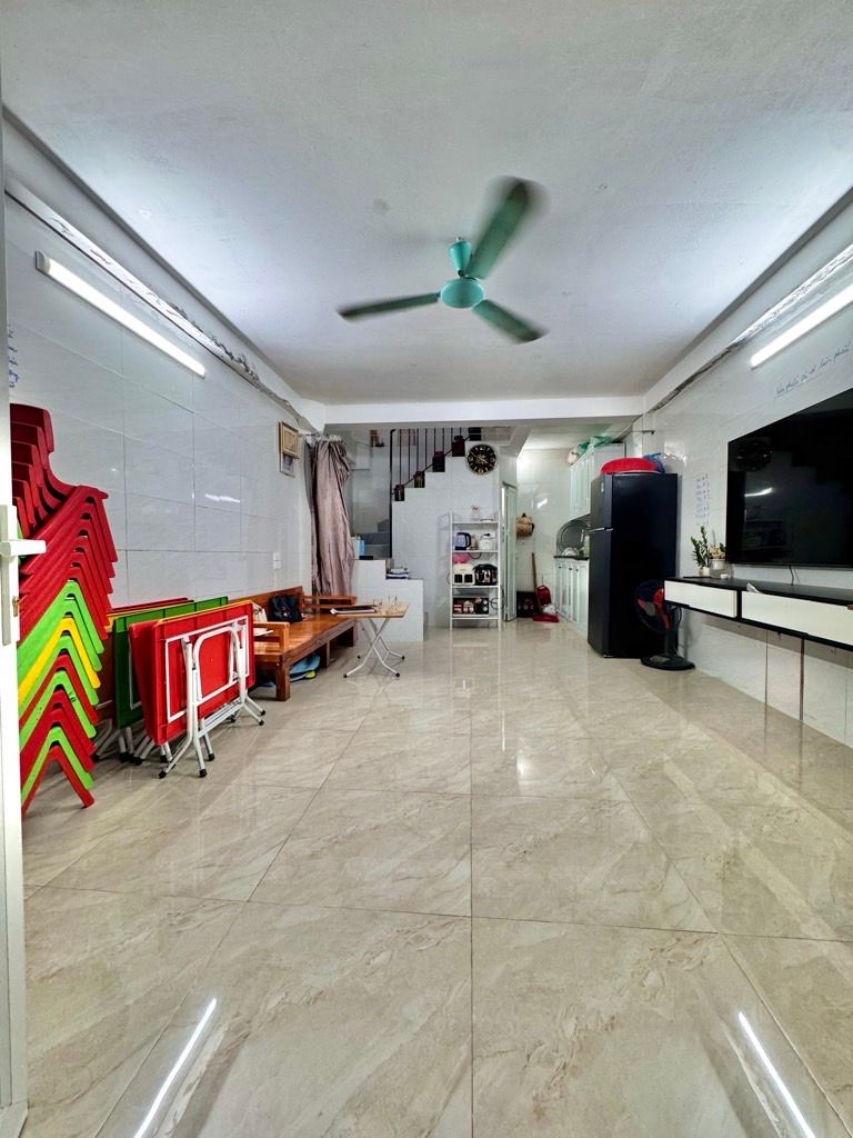 Bán nhà Định Công Thượng - diện tích 29m2 3 tầng - Nhà riêng tặng nội thất - giá 2,4 tỷ