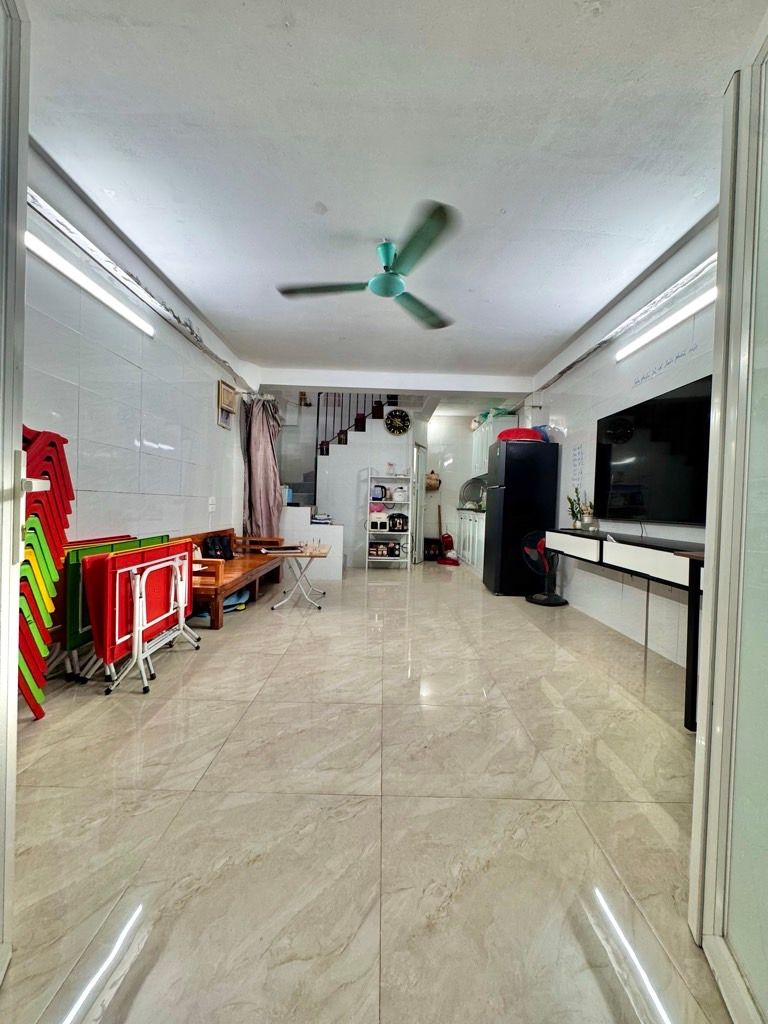 Bán nhà Định Công Thượng - diện tích 29m2 3 tầng - Nhà riêng tặng nội thất - giá 2,4 tỷ