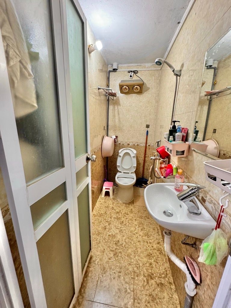 Bán nhà Định Công Thượng - diện tích 29m2 3 tầng - Nhà riêng tặng nội thất - giá 2,4 tỷ