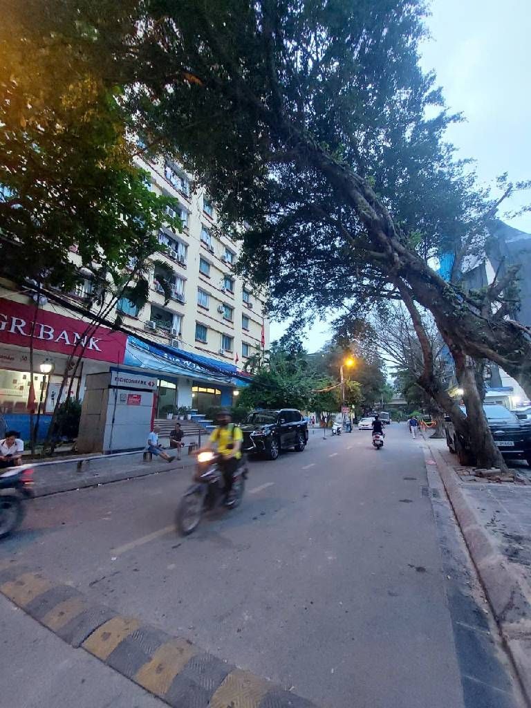 Bán nhà Khuất Duy Tiến - diện tích 70m2 1 tầng - Căn hộ đẹp, view thoáng - giá 6,35 tỷ