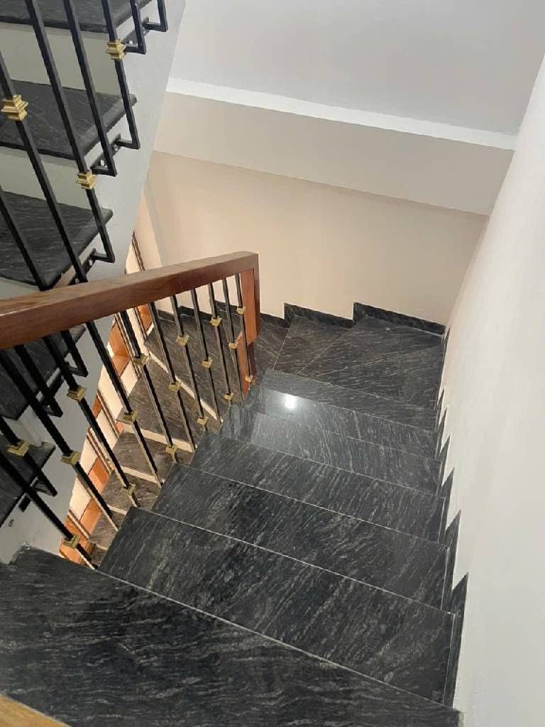 Bán nhà Định Công Hạ - diện tích 43m2 3 tầng - Ô tô đỗ cửa - giá 2,8 tỷ