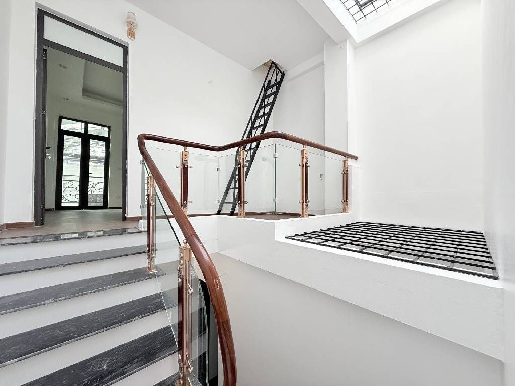 Bán nhà Ngũ nhạc - diện tích 52m2 5 tầng - Ô tô đỗ cổng - giá 0 tỷ