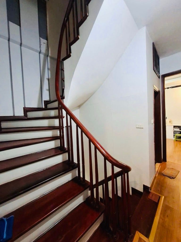 Bán nhà Đường Láng - diện tích 42.7m2 5 tầng - Nhà dân xây chắc chắn - giá 15 tỷ