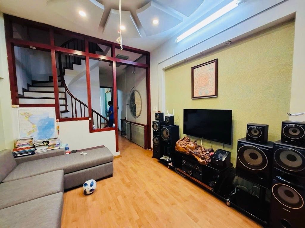 Bán nhà Đường Láng - diện tích 42.7m2 5 tầng - Nhà dân xây chắc chắn - giá 15 tỷ