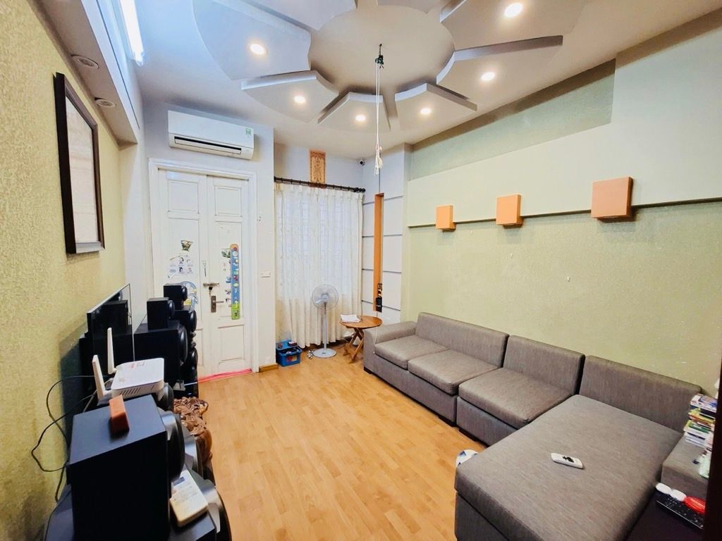 Bán nhà Đường Láng - diện tích 42.7m2 5 tầng - Nhà dân xây chắc chắn - giá 15 tỷ