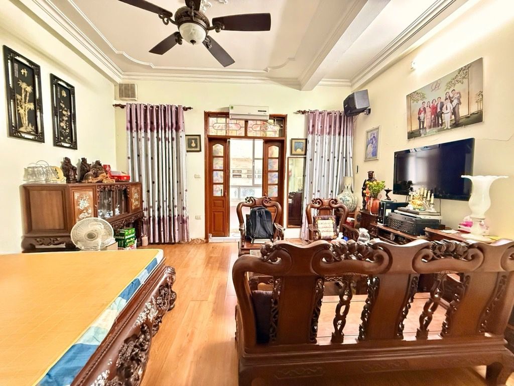 Bán nhà Văn Chương - diện tích 27m2 5 tầng - Ô tô đỗ cửa - giá 11,2 tỷ