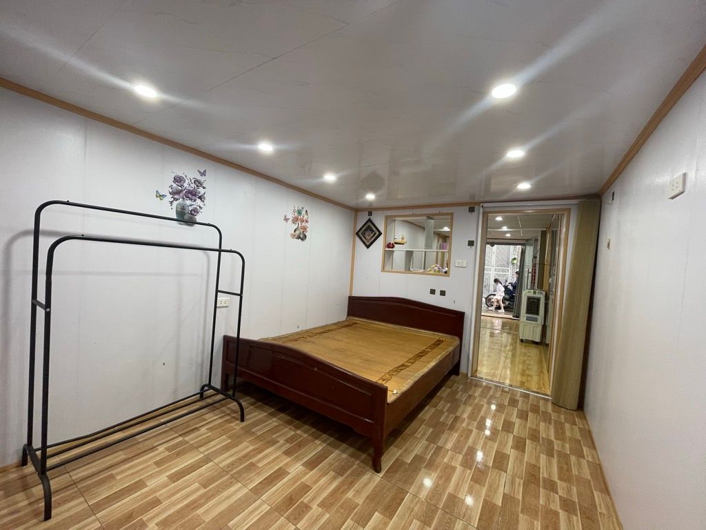 Bán nhà Tân Mai - diện tích 45m2 1 tầng - Mặt ngõ thông, ô tô VF3 qua nhà - giá 2 tỷ