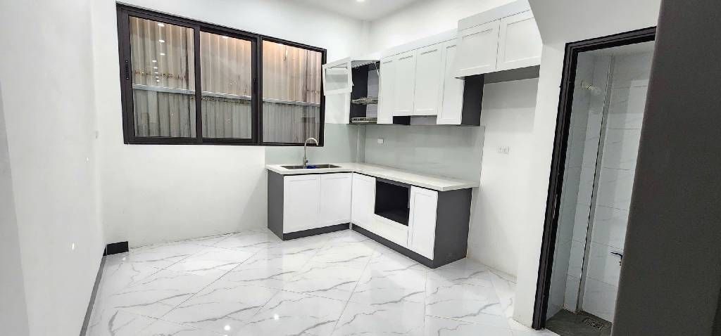 Bán nhà Lương Sử C - diện tích 46m2 5 tầng - Thang máy - giá 12,5 tỷ