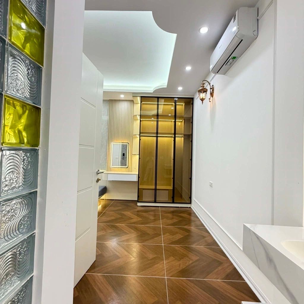 Bán nhà Đê La Thành - diện tích 32m2 6 tầng - Ô TÔ ĐỖ CỔNG QUA NHÀ - giá 11,5 tỷ