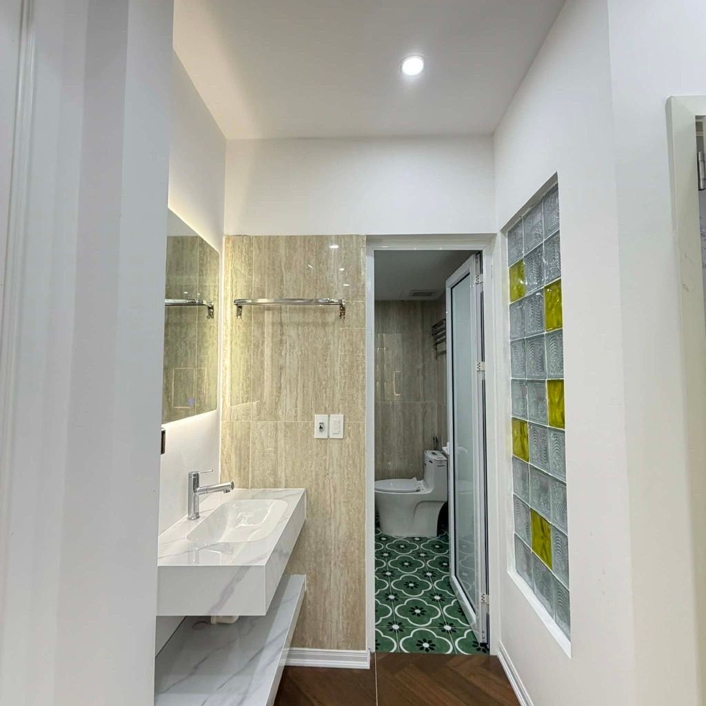 Bán nhà Đê La Thành - diện tích 32m2 6 tầng - Ô TÔ ĐỖ CỔNG QUA NHÀ - giá 11,5 tỷ