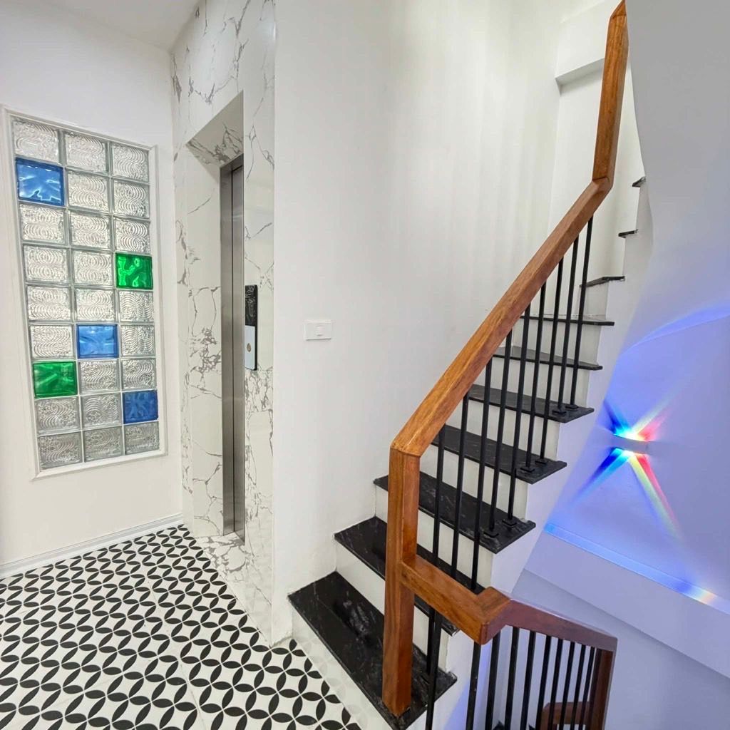 Bán nhà Đê La Thành - diện tích 32m2 6 tầng - Ô TÔ ĐỖ CỔNG QUA NHÀ - giá 11,5 tỷ