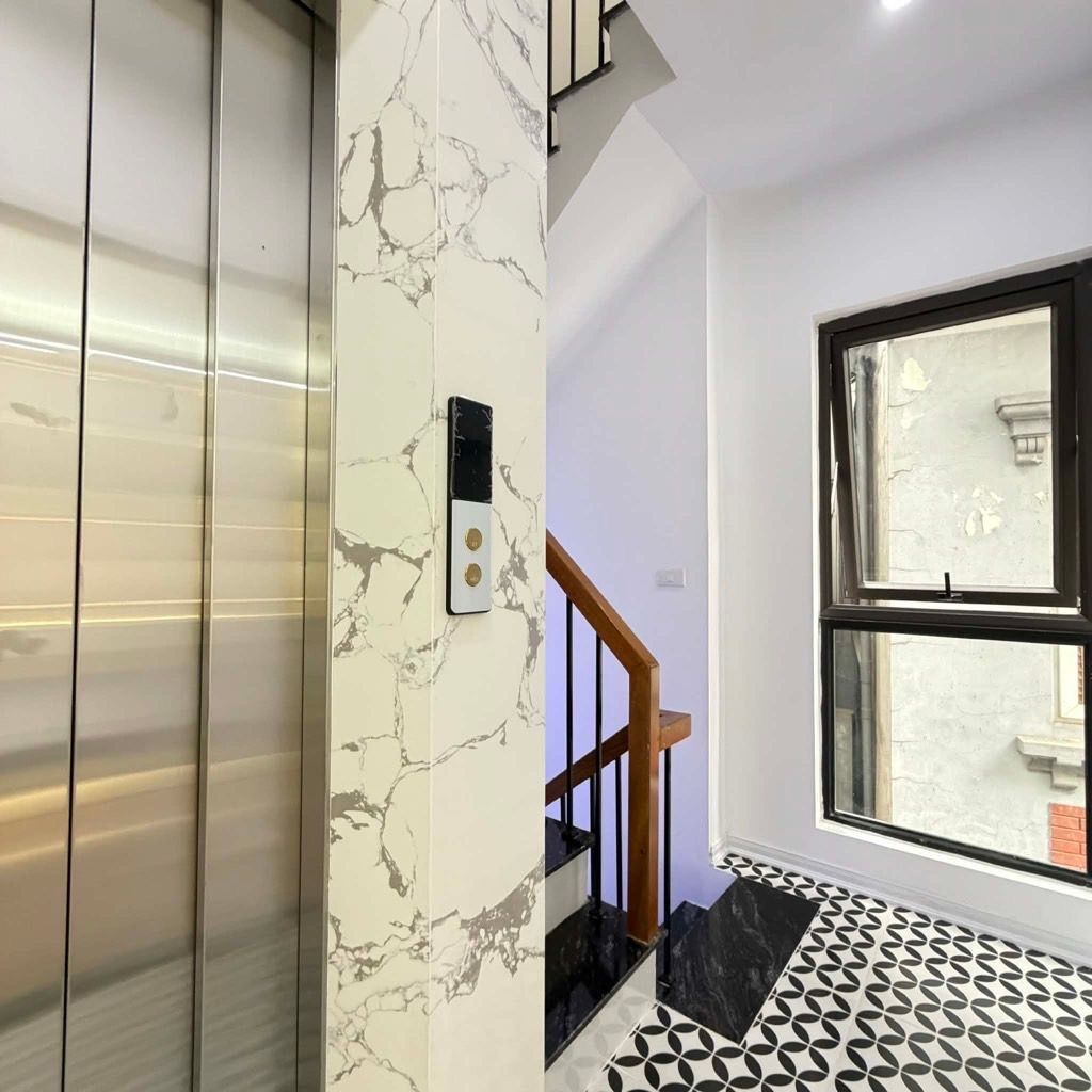 Bán nhà Đê La Thành - diện tích 32m2 6 tầng - Ô TÔ ĐỖ CỔNG QUA NHÀ - giá 11,5 tỷ