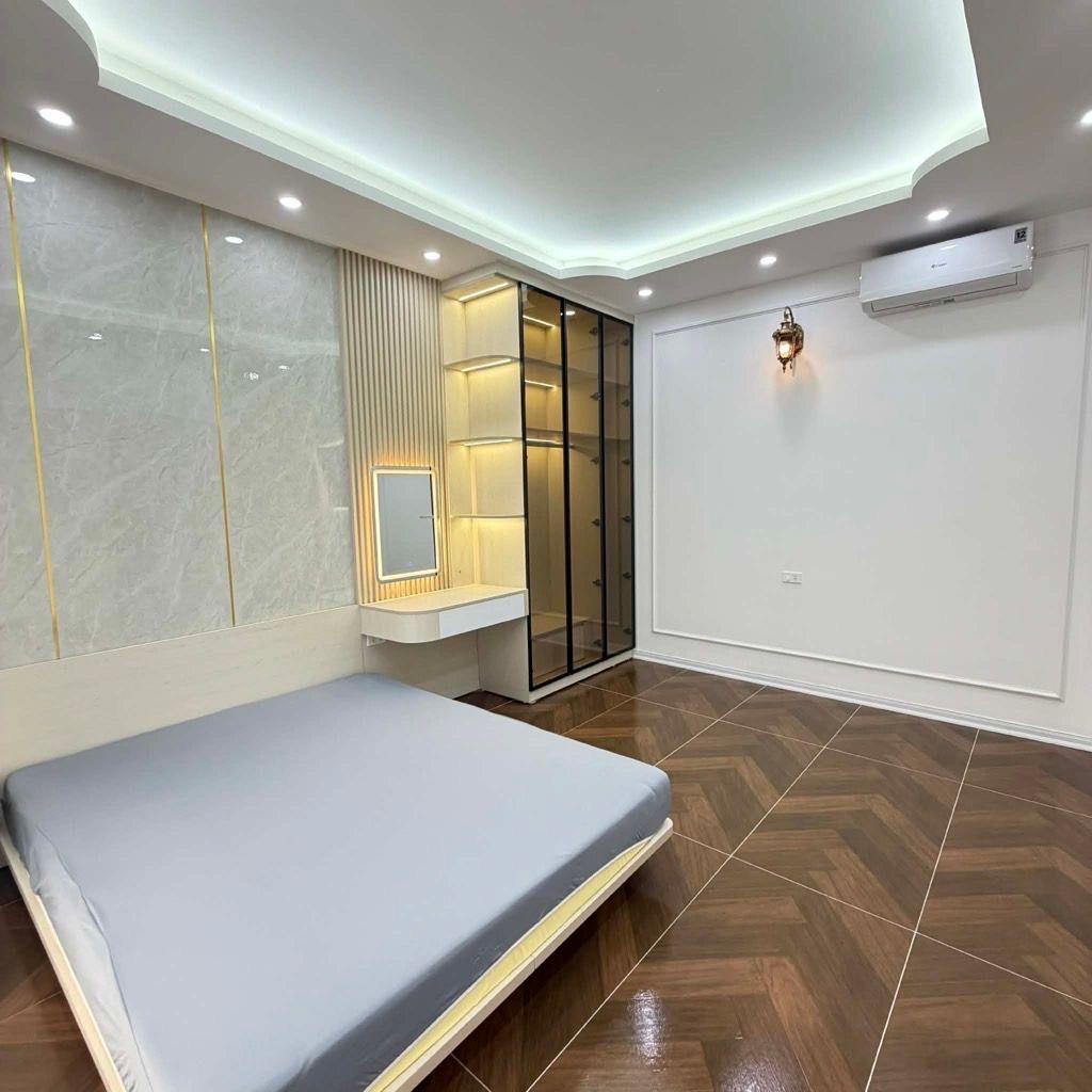 Bán nhà Đê La Thành - diện tích 32m2 6 tầng - Ô TÔ ĐỖ CỔNG QUA NHÀ - giá 11,5 tỷ