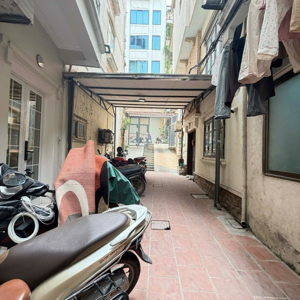 Bán nhà Đê La Thành - diện tích 32m2 6 tầng - Ô TÔ ĐỖ CỔNG QUA NHÀ - giá 11,5 tỷ