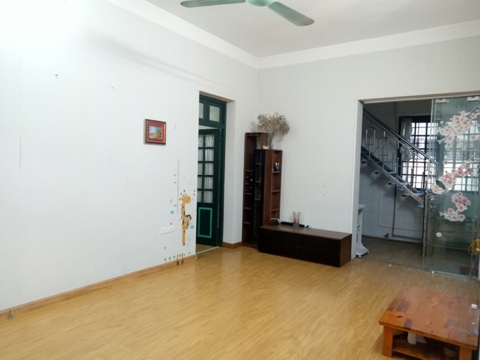 Bán nhà Giáp Bát - diện tích 90m2 2 tầng - Ô tô đỗ cửa - giá 3,6 tỷ