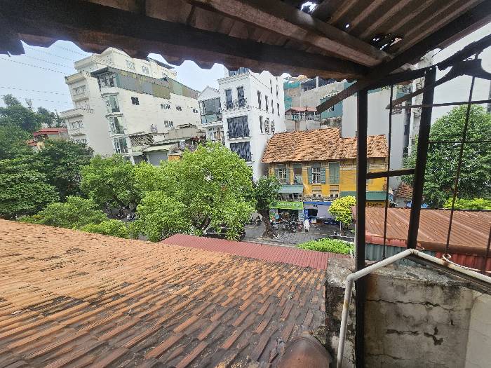 Bán nhà Lê Văn Hưu - diện tích 93m2 2 tầng - Nhà đẹp hiếm có - giá 23 tỷ