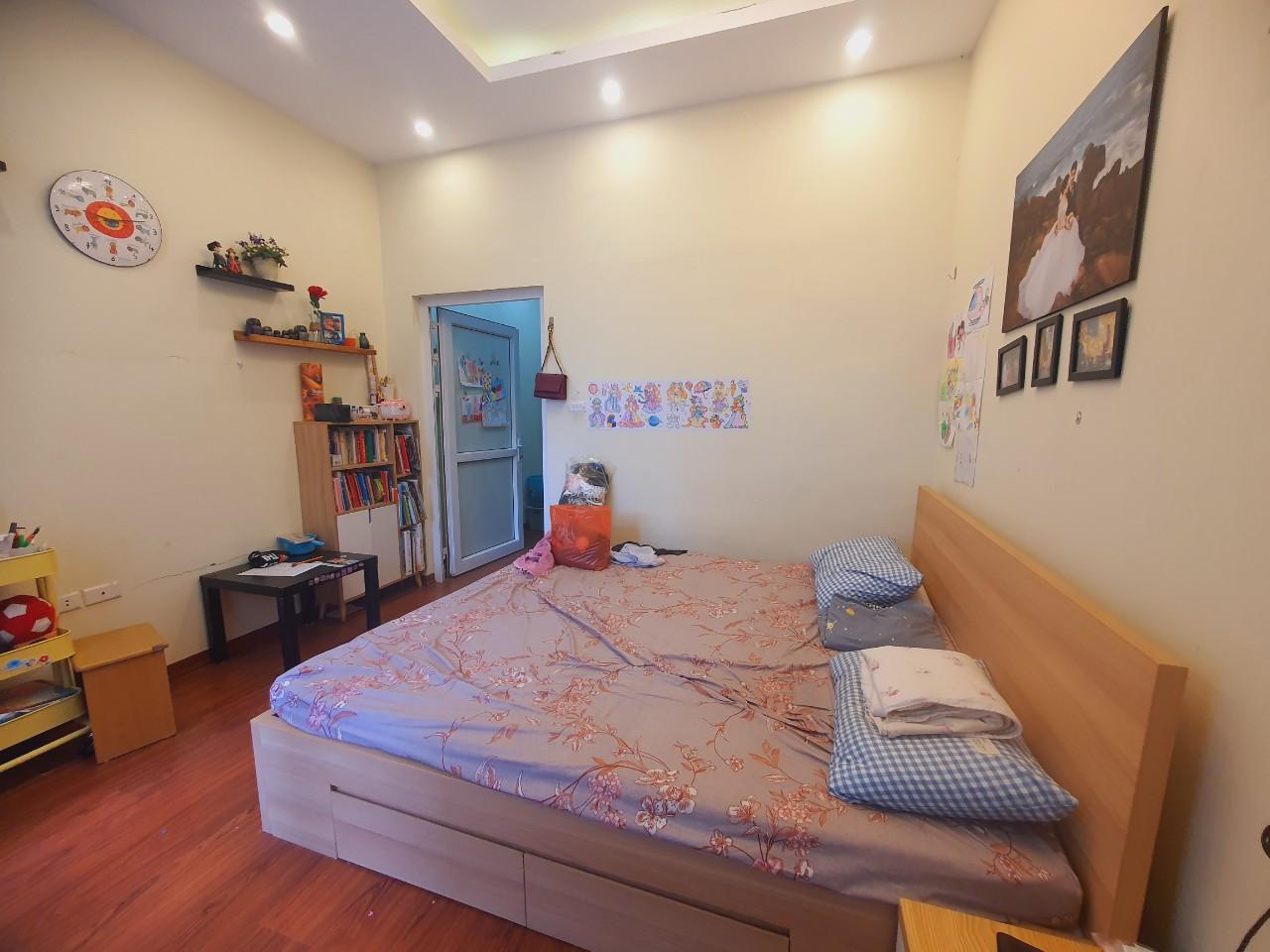 Bán nhà Trần Hữu Tước - diện tích 68m2 3 tầng - ô tô đỗ cửa - giá 12,5 tỷ