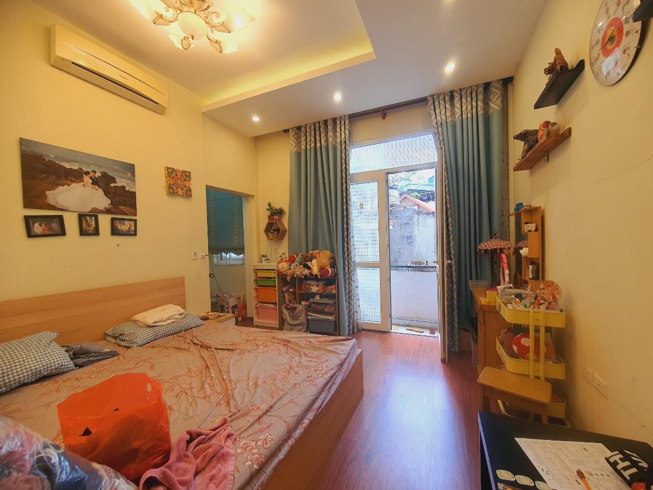 Bán nhà Trần Hữu Tước - diện tích 68m2 3 tầng - ô tô đỗ cửa - giá 12,5 tỷ