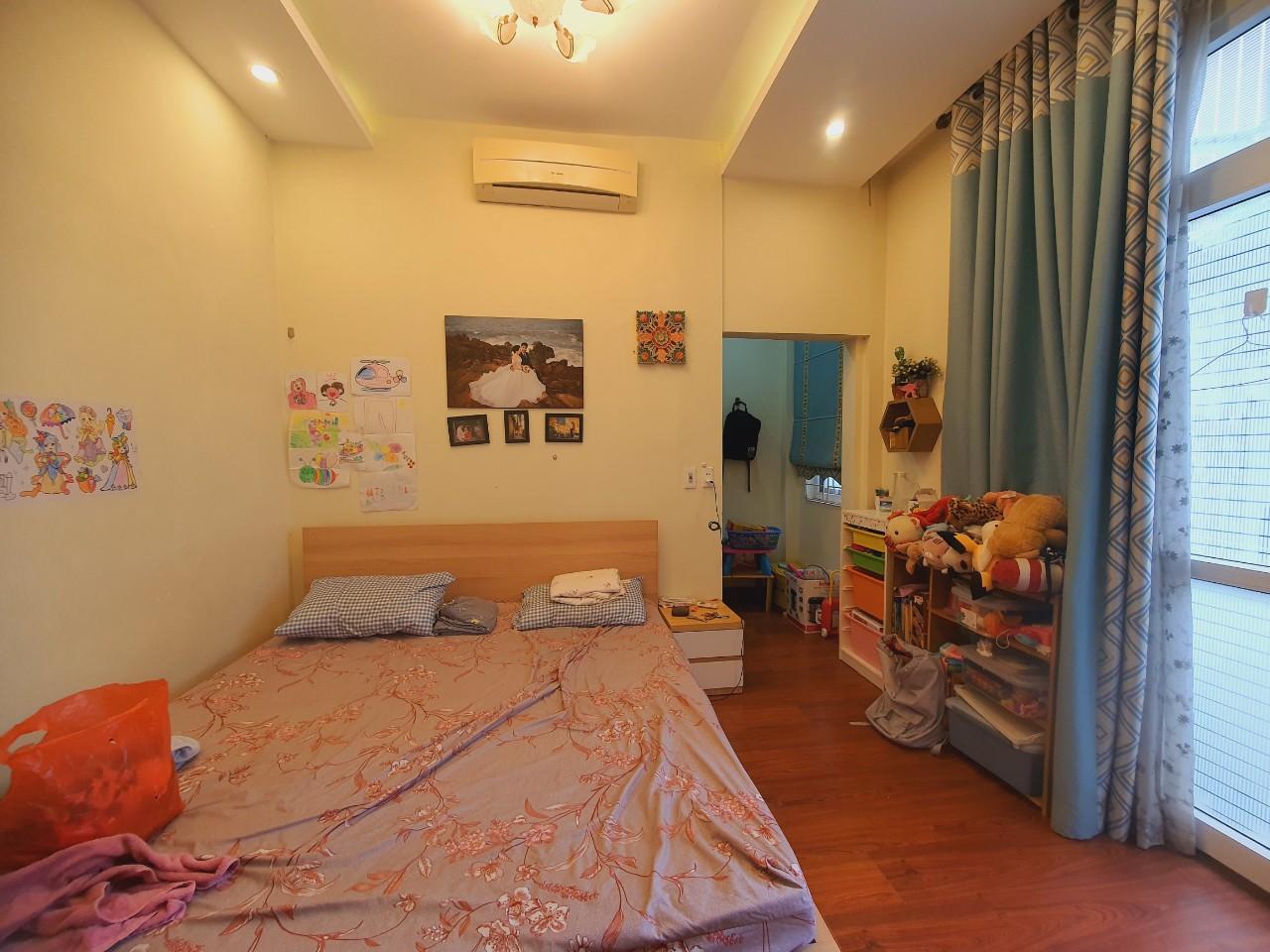 Bán nhà Trần Hữu Tước - diện tích 68m2 3 tầng - ô tô đỗ cửa - giá 12,5 tỷ