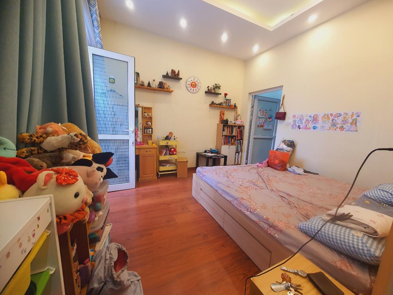 Bán nhà Trần Hữu Tước - diện tích 68m2 3 tầng - ô tô đỗ cửa - giá 12,5 tỷ