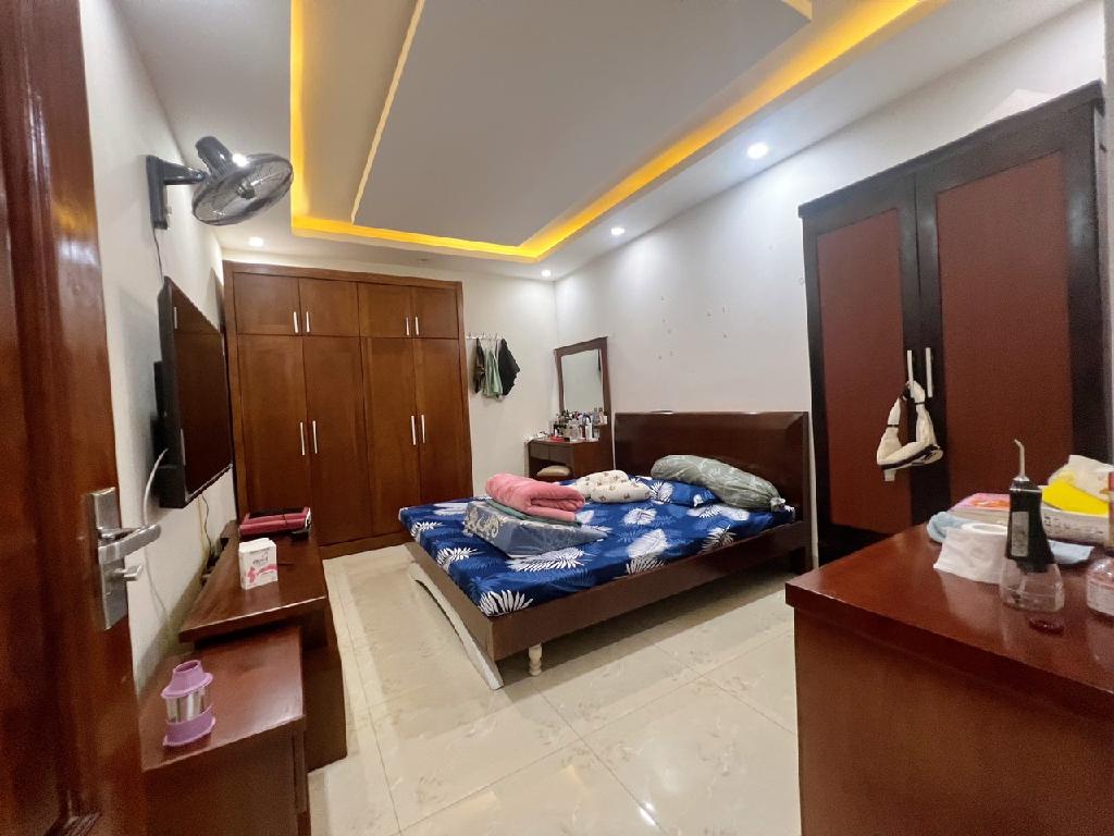 Bán nhà Định Công Hạ - diện tích 127m2 3 tầng - Mặt phố, vỉa hè rộng, kinh doanh đỉnh - giá 10,7 tỷ