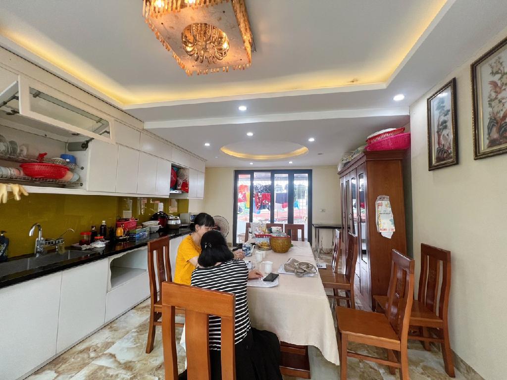 Bán nhà Định Công Hạ - diện tích 127m2 3 tầng - Mặt phố, vỉa hè rộng, kinh doanh đỉnh - giá 10,7 tỷ