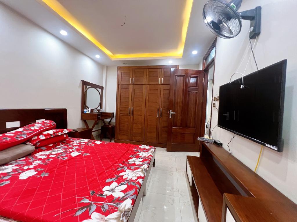 Bán nhà Định Công Hạ - diện tích 127m2 3 tầng - Mặt phố, vỉa hè rộng, kinh doanh đỉnh - giá 10,7 tỷ