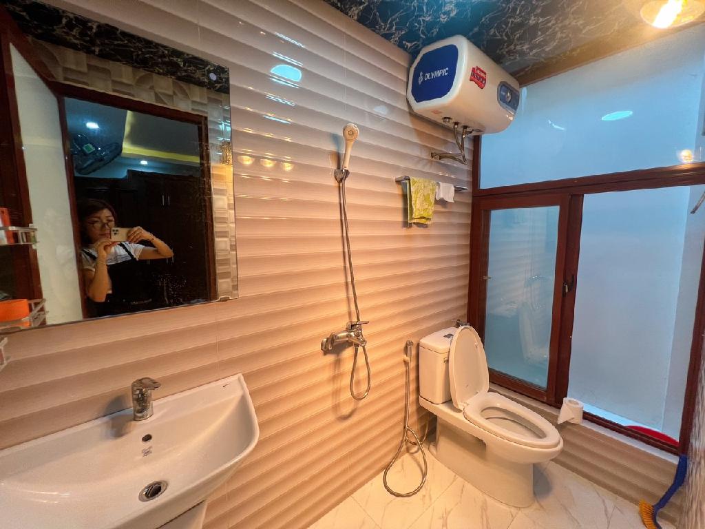 Bán nhà Định Công Hạ - diện tích 127m2 3 tầng - Mặt phố, vỉa hè rộng, kinh doanh đỉnh - giá 10,7 tỷ