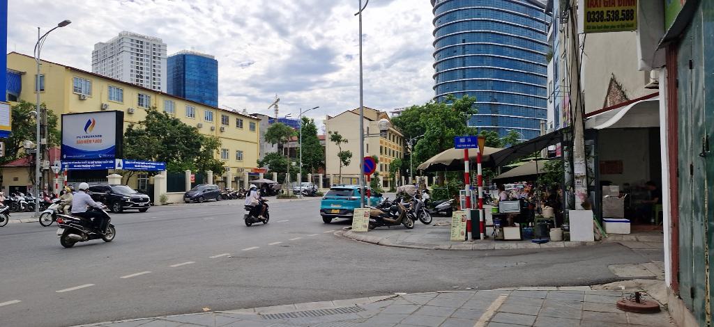 Bán nhà Pháo Đài Láng - diện tích 71.5m2 3 tầng - Nhà 2 Mặt Thoáng - giá 22,9 tỷ