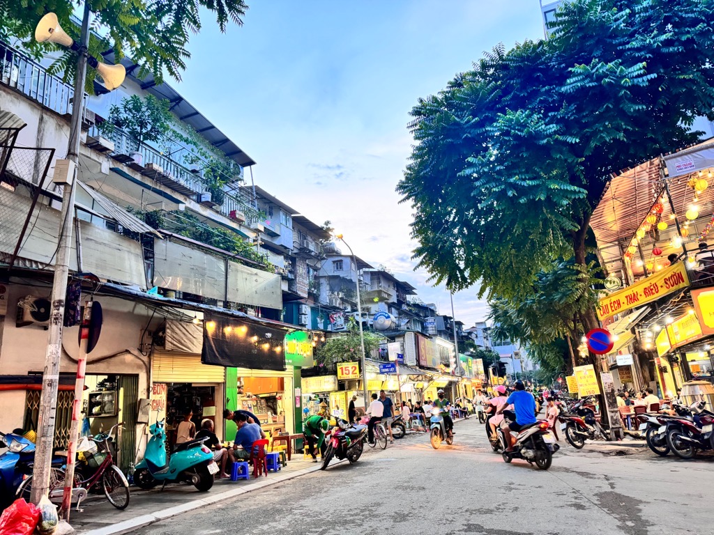 Bán nhà Nguyễn Văn Tuyết - diện tích 74m2 2 tầng - Mặt phố ẩm thực trung tâm Đống Đa - giá 17 tỷ