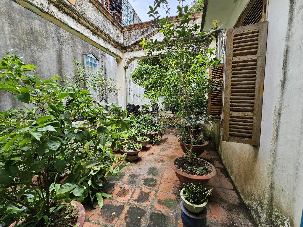 Bán nhà Vũ Hữu - diện tích 196m2 2 tầng - gần ô tô - giá 21,5 tỷ