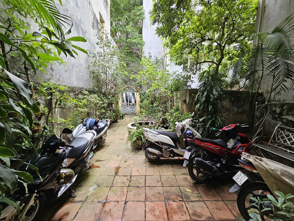 Bán nhà Vũ Hữu - diện tích 196m2 2 tầng - gần ô tô - giá 21,5 tỷ