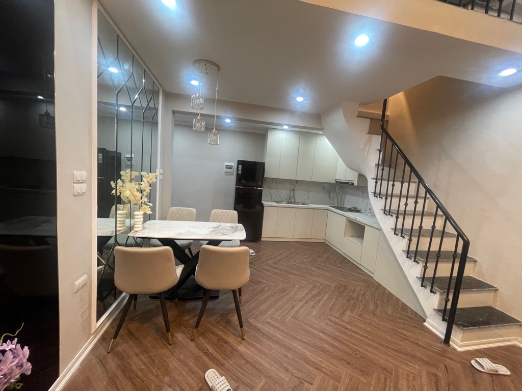 Bán nhà Lý Văn Phức - diện tích 36m2 2 tầng - Ô TÔ ĐỖ CHÂN CẦU THANG - giá 5,9 tỷ