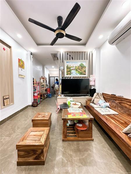 Bán nhà Kim Giang - diện tích 40m2 5 tầng - Ô tô chỉ 10 mét - giá 9,8 tỷ